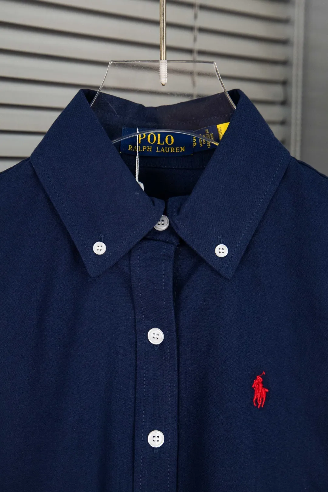 🅿️250 New: Style number: B141 Ralph Lauren/Ralph Lauren classic small label couple's long-sleeved shirt 1️⃣ Made of high-quality fabrics, the upper body is soft and comfortable, extremely delicate, and feels solid, smooth and soft. The fabric has the characteristics of being wrinkle-free and has an invincible feel. The details are perfectly handled! 2️⃣The workmanship details are perfectly controlled. They are all hemmed with vest technology, and the inside of the sleeves are also used. Different from the four-needle and five-thread workmanship, the collars are also all designed with interlining, showing high-end fashion and individuality, and the style is fashionable, simple and elegant! 3️⃣It is very youthful and energetic, and can be easily worn by both men and women. It is very in line with the fashion aesthetic concepts of today's young people! Color: Black, White, Navy Size: S, M, L, XL